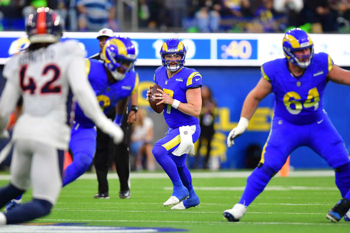 Baker Mayfield scans the field during a game against the Broncos